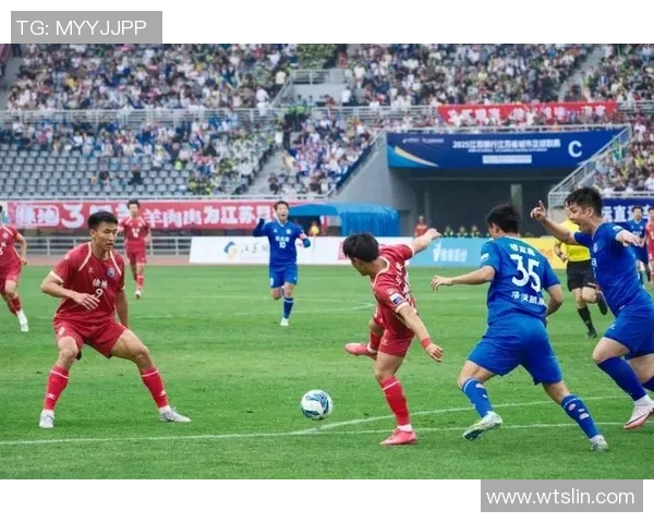 22号足球球星闪耀赛场，带领球队征战国际赛场展现非凡技艺